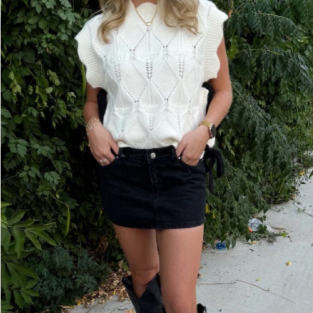 BRAND NEW WITH TAGS CHIC BOW SWEATER VEST IS PERFECT FOR ANY OCCASION